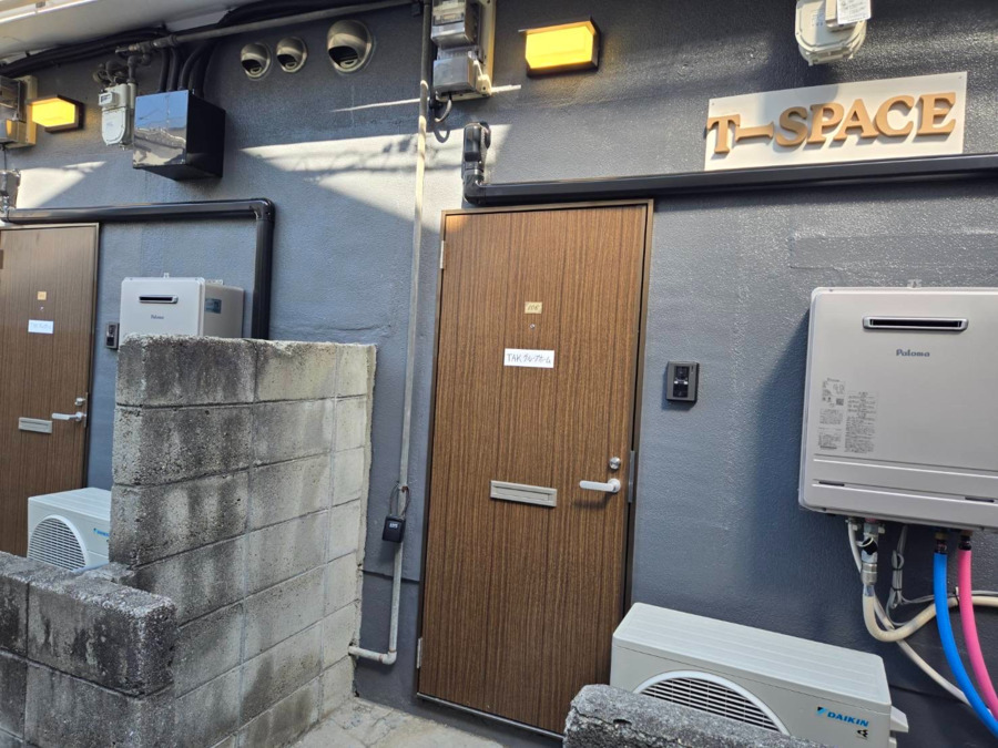 TAKグループホーム長居公園湯里(生活支援員の求人)の写真4枚目:2階建ての文化住宅2棟です。