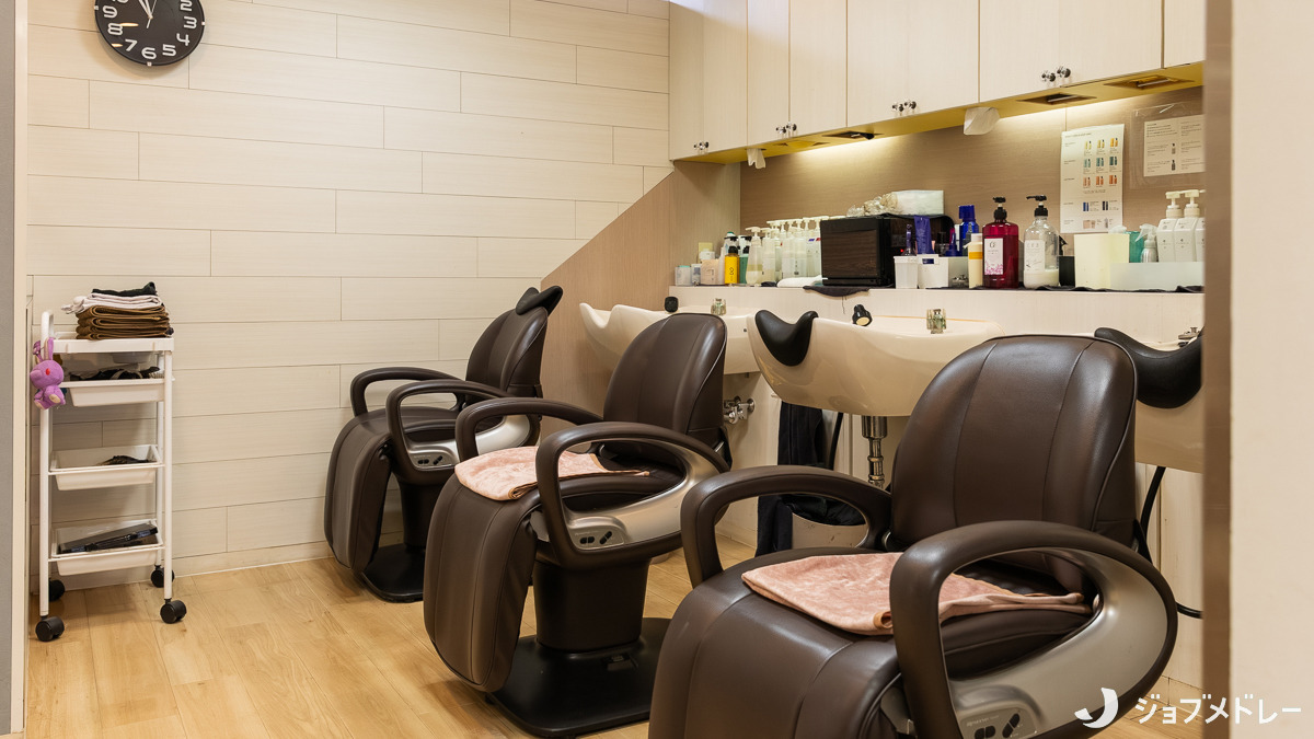 リファインヴェール小川店(美容師の求人)の写真8枚目:シャンプーでリラックス時間を提供しています*