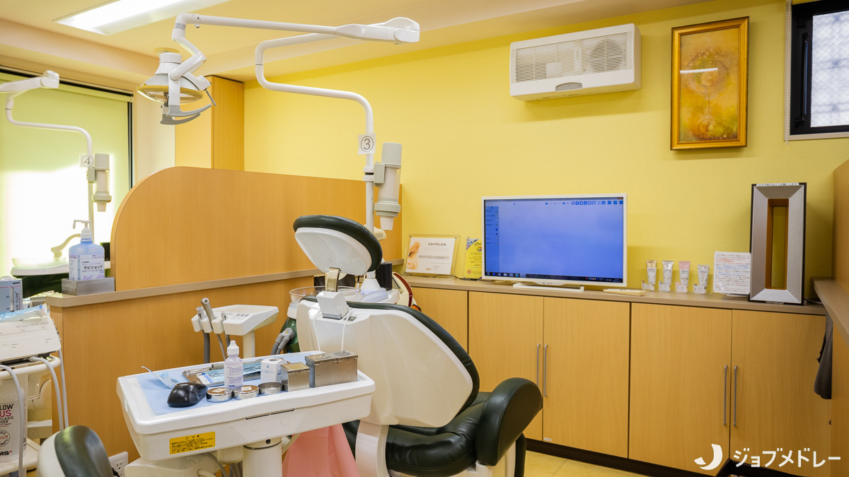 青葉歯科医院(歯科助手の求人)の写真6枚目:プライバシーに配慮し、ユニットの間にパーテーションを設置しています