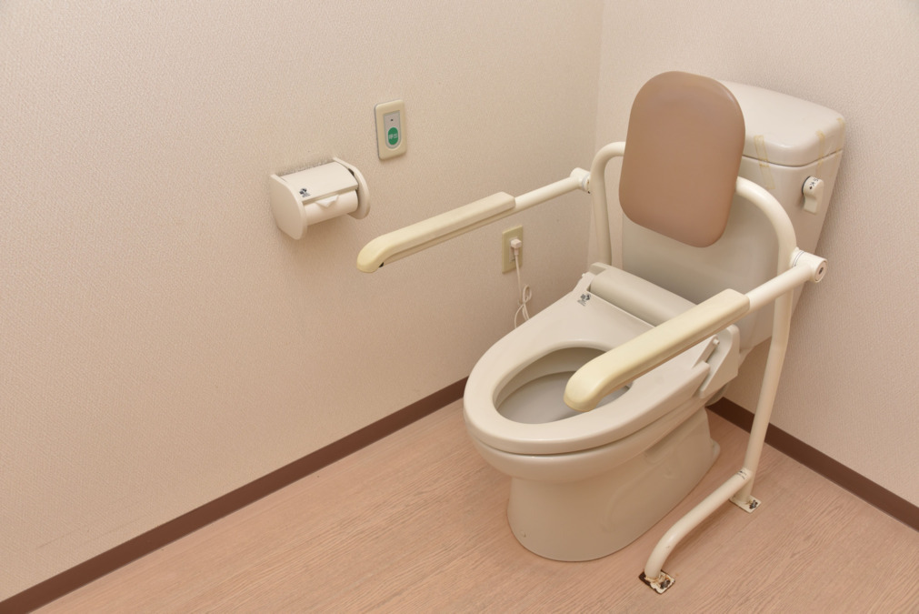 グリーンリーフ星ヶ丘の写真7枚目：居室内にトイレがあります。介助しやいよう手すりを設置しています。