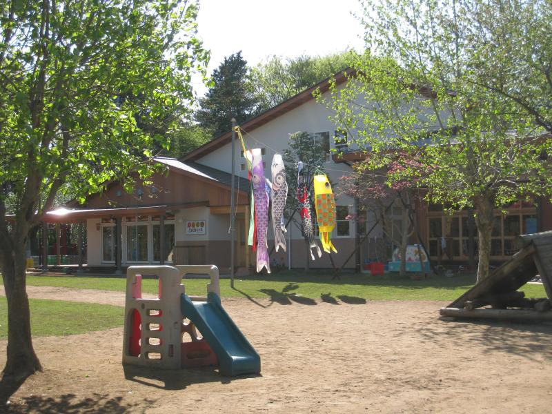 さしま保育園（保育士の求人）の写真1枚目：園舎の正面。木造平屋建ての園舎です。木のぬくもりが感じられます。