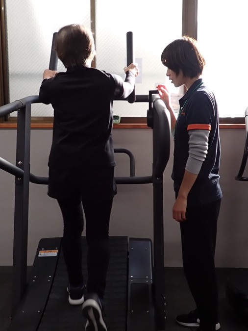 運動型デイサービス モーション東塙田(柔道整復師の求人)の写真4枚目:自走式トレッドミルによる歩行訓練の様子です。