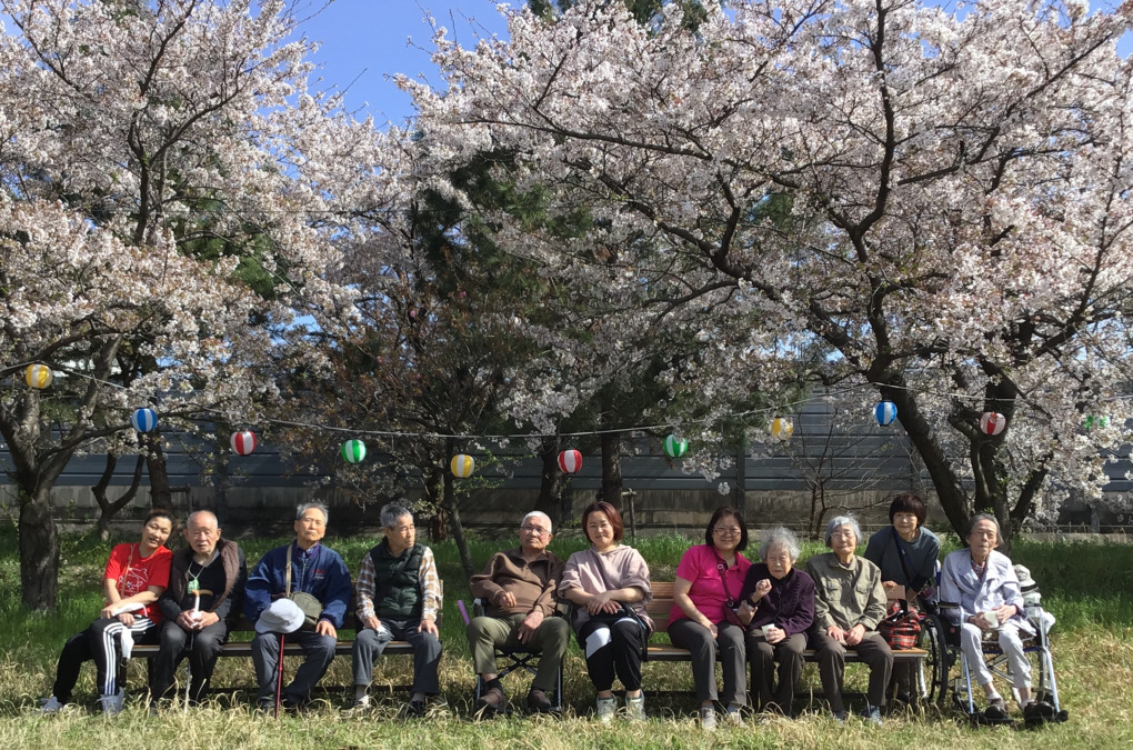 富洲原複合型サービスセンター(看護小規模多機能型居宅介護)(看護師/准看護師の求人)の写真1枚目:近くの公園にみんなでお花見に来ました!!