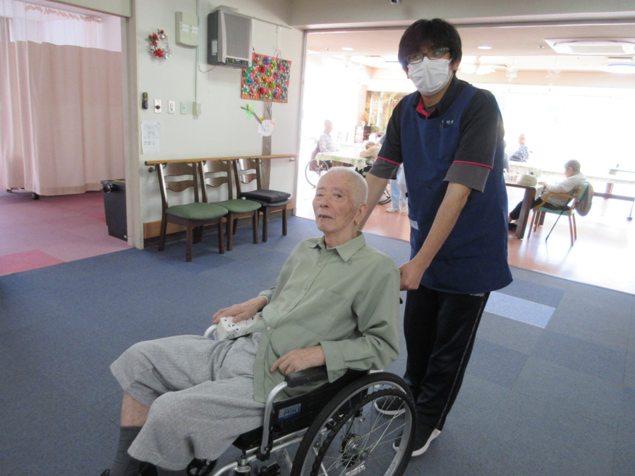 介護付き有料老人ホーム　サンライズ茂原（介護職/ヘルパーの求人）の写真8枚目：ご利用者様を居室に移動している際のご様子です。