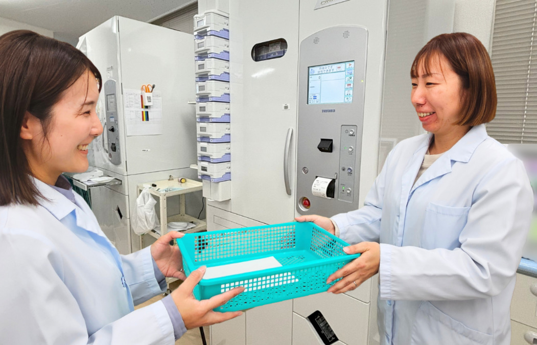 総合メディカル株式会社 そうごう薬局 在宅調剤センター篠崎店(調剤事務の求人)の写真4枚目:【薬剤師との連携】薬の内容に間違いがないか必ずWチェックをしてもらいます