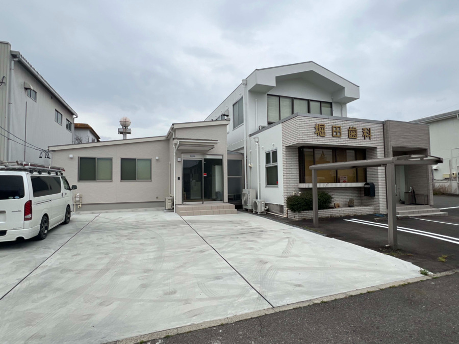 堀田歯科（歯科衛生士の求人）の写真9枚目：向かって左が、新しくできた別棟で、第2オペ室、診療室、研修会場があります。