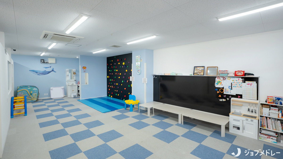 放課後等デイサービス ウィズ・ユー黒川（保育士の求人）の写真6枚目：白と青を基調とした明るい雰囲気の内装です