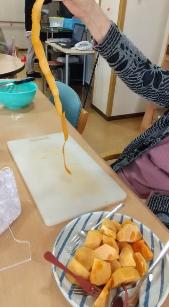 社会福祉法人翠生会　ホーム下新倉（介護職/ヘルパーの求人）の写真5枚目：柿の皮むき　『長くむけたー』測ってみると50センチ以上！　さすがです。
