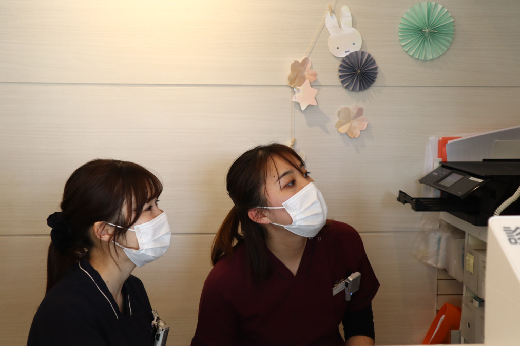 やくし歯科・矯正歯科（保育士の求人）の写真3枚目：アシスト業務だけでなく、受付業務などいろいろな経験を積むことが出来ます♪