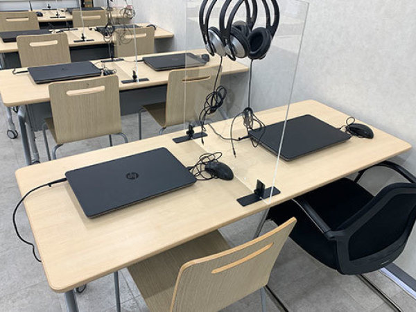 放課後等デイサービスぱすてるもあ（公認心理師/臨床心理士の求人）の写真2枚目：子ども一人ひとりにパソコンを支給し、楽しく学びながら過ごしています！