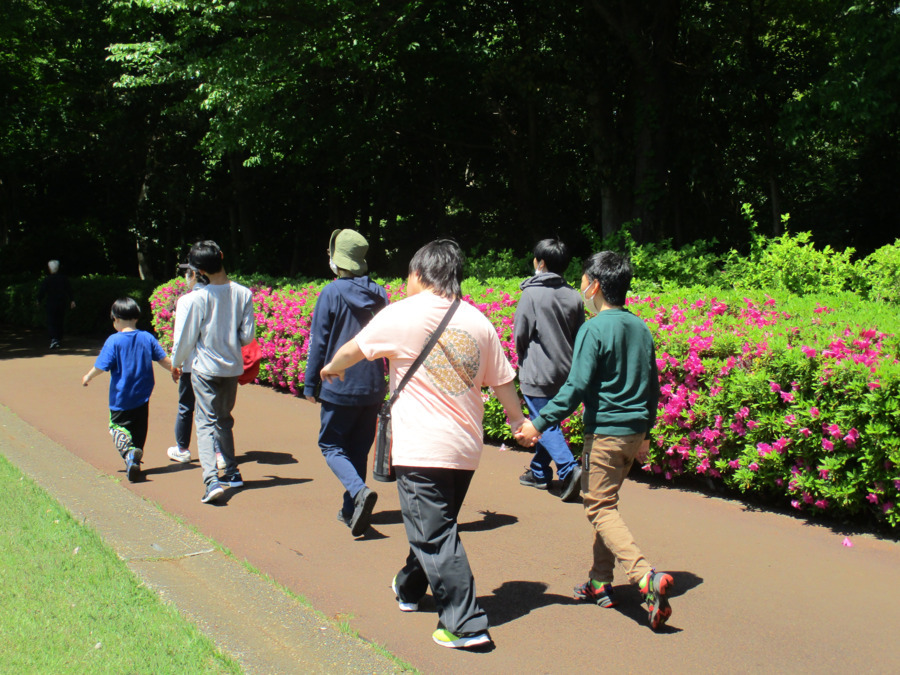 多機能型障がい児支援事業所ゆめの写真3枚目:近隣花島公園へは毎日GO!