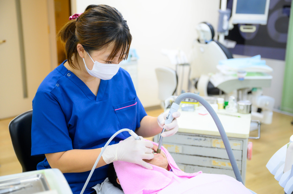 おおい歯科医院（歯科衛生士の求人）の写真8枚目：歯科衛生士のメンテナンスの様子です。