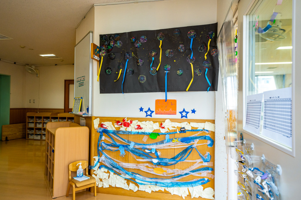 江東区南砂さくら保育園の写真2枚目：アトリエがテーマの保育園！！園内は子どもたちの作品でいっぱいです◎