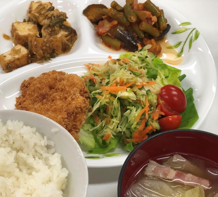 生活介護デイサービスたいよう（生活支援員の求人）の写真4枚目：昼食は手作りの食事を職員も一緒にいただきます♪
ボリューム満点！１食４００円