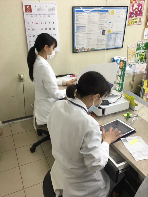 あいち薬局長興寺の写真7枚目：待合室のカウンターです