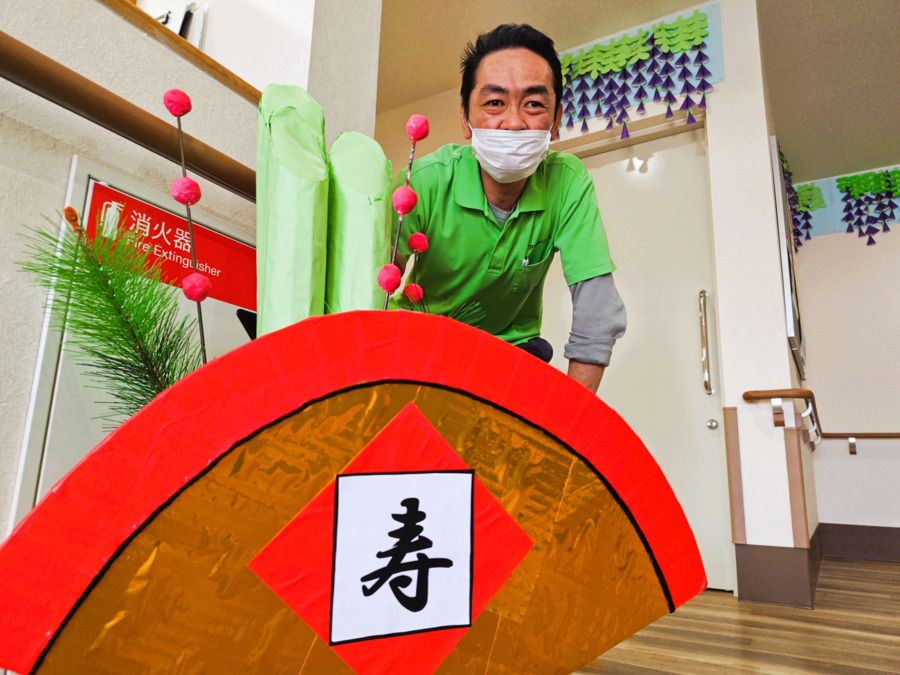 ゆうゆう未来館勝川の写真6枚目：ゆうゆう未来館勝川に門松をつくりました。ちなみに男性は所長です。