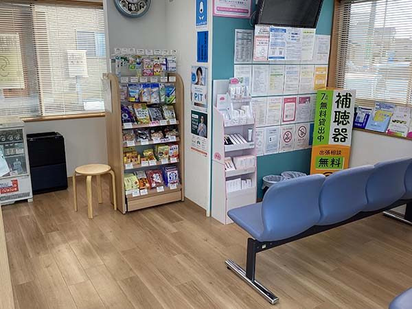 株式会社アイセイ薬局　はとり東薬局（薬剤師の求人）の写真2枚目：はとり東薬局の内観