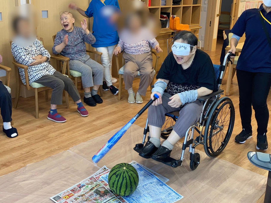 看護小規模多機能リベル　草加（管理職（介護）の求人）の写真4枚目：大笑いが聞こえてくるレクの時間♪採用担当もこっそり参加していたり…