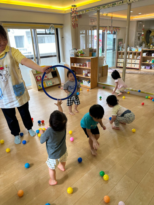 都島ゆずのき保育園（保育補助の求人）の写真：お部屋でボール遊びをしています😊