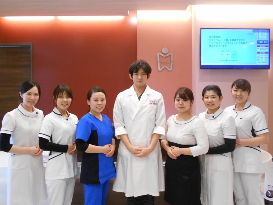 北越谷歯科(歯科衛生士の求人)の写真:院長を中心に各職種のプロのスタッフがにぎやかに診療を行っています