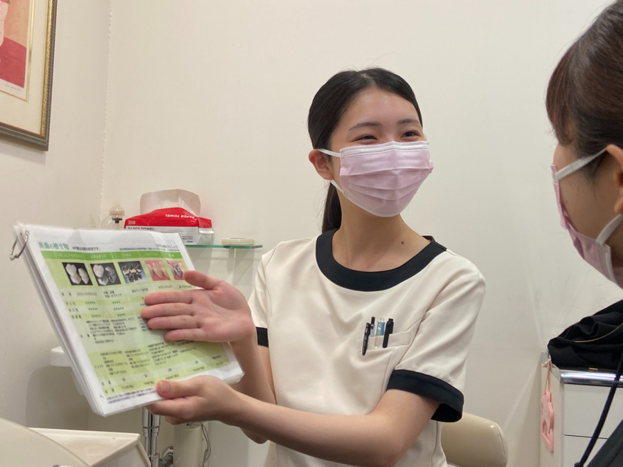 うおずみ歯科クリニック（歯科助手の求人）の写真5枚目：補綴カウンセリングの一コマ。
