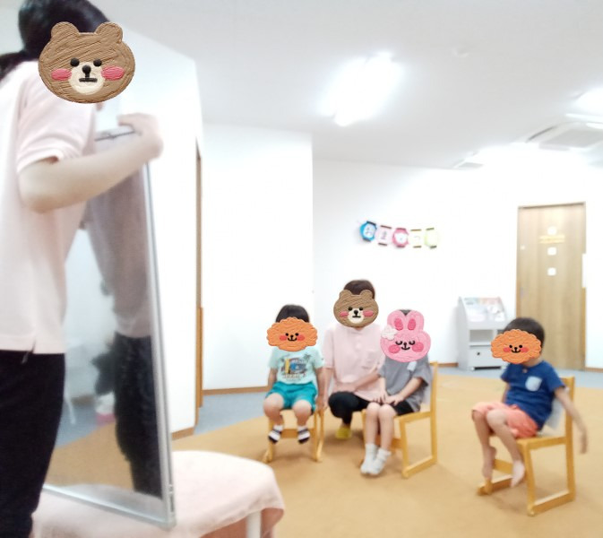 コペルプラス生駒教室(児童指導員/指導員の求人)の写真2枚目:お子様への集団療育のようす