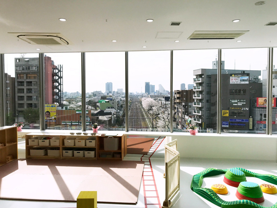 キッズハーモニー・ひがしなかのの写真4枚目：大きな窓からは線路がまっすぐ見えます。保育室の線路からつながっているようです。