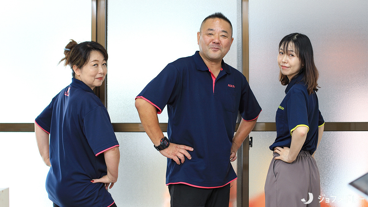 ハピネスケア株式会社　川口・芝居宅支援センター（ケアマネジャーの求人）の写真15枚目：紺色に明るい差し色の入った制服です＊
