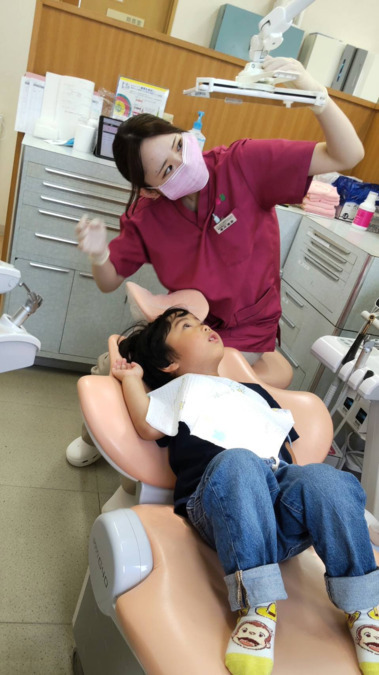 にしむら歯科クリニックの写真2枚目：小さい子でも怖がらせず、やさしく接しています。