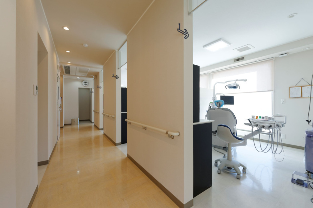 宇山歯科医院(歯科衛生士の求人)の写真3枚目:光が注ぐ明るい診療室にユニット3台、メンテナンス室に1台、オペ室に1台設置。