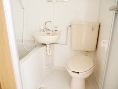 グループホームワンステップ第1青梅の写真2枚目：それぞれのお部屋にお風呂やトイレを完備。利用者さんのプライバシーを大切にします