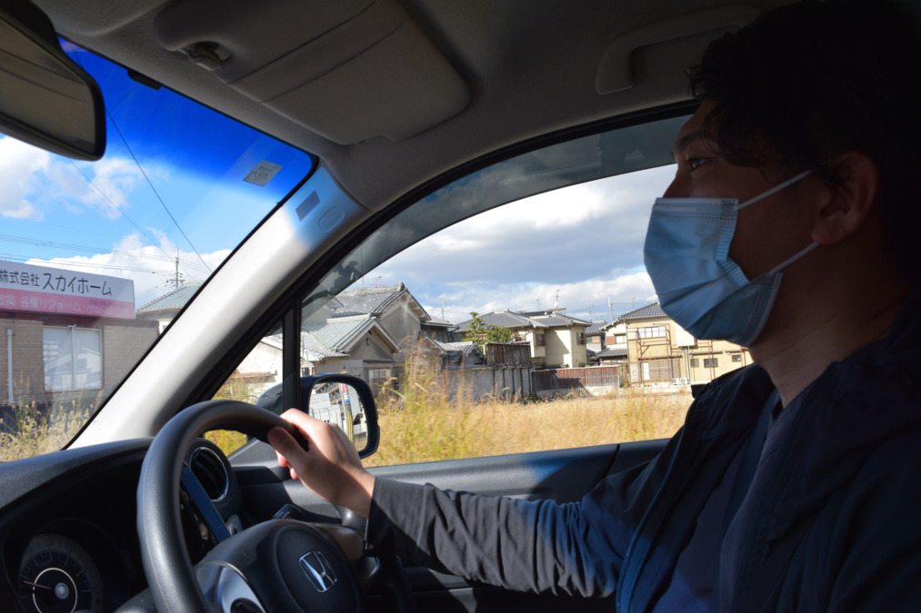 リストア訪問看護ステーション【2025年08月01日オープン】（看護師/准看護師の求人）の写真2枚目：車で訪問中