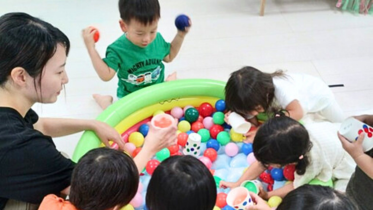 こどもの森保育園 大橋駅前ナーサリー(保育士の求人)の写真5枚目:子どもの『やってみたい』に寄り添う時間を大切にしています♬