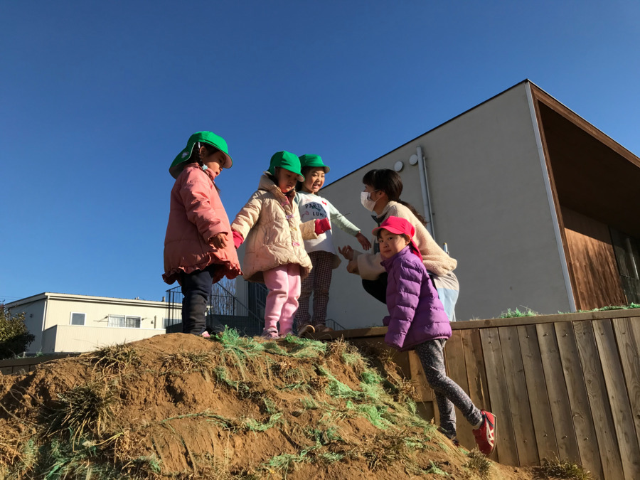 レイモンド坂戸保育園(保育士の求人)の写真2枚目:園庭には手作りの築山も!子供たちが元気よく遊んでいます◎