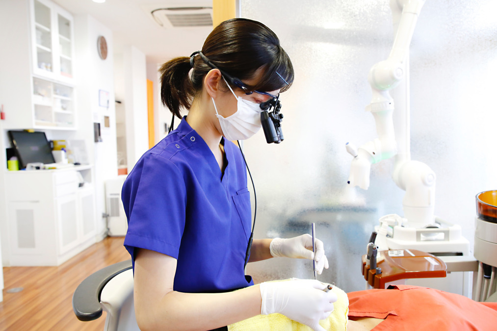 ワカノ歯科診療所の写真2枚目:拡大鏡を使用することで縁下歯石もとても見やすくなります。