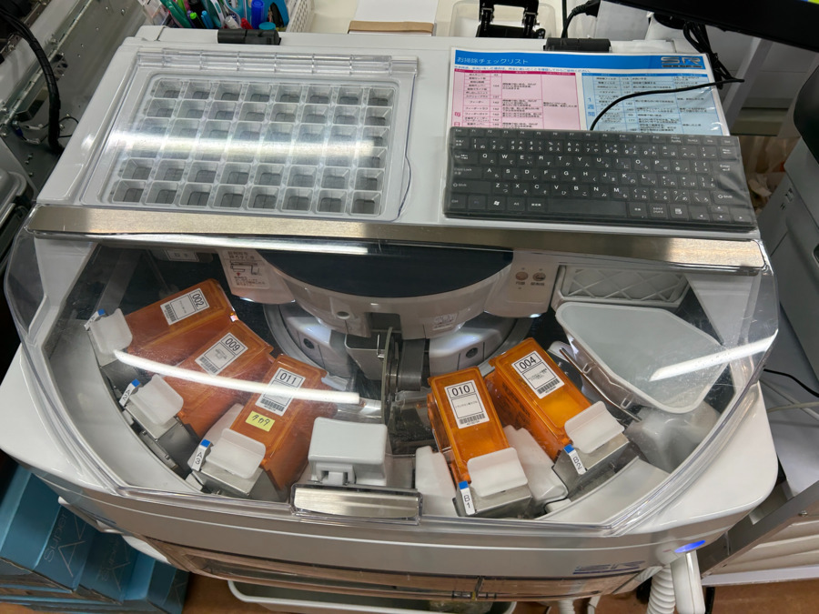 広徳中学校前薬局（薬剤師の求人）の写真3枚目：レセコンと連動した自動秤量×散剤分包　ユヤマSR-zero導入済