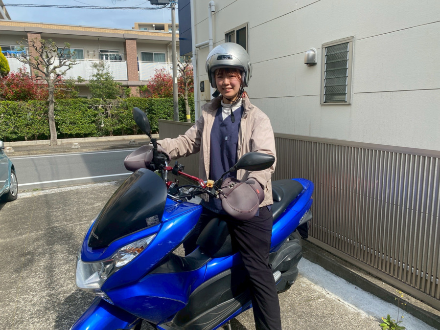 アイジュ鍼灸マッサージ院（あん摩マッサージ指圧師の求人）の写真3枚目：AT小型二輪自動車に乗って訪問します。
