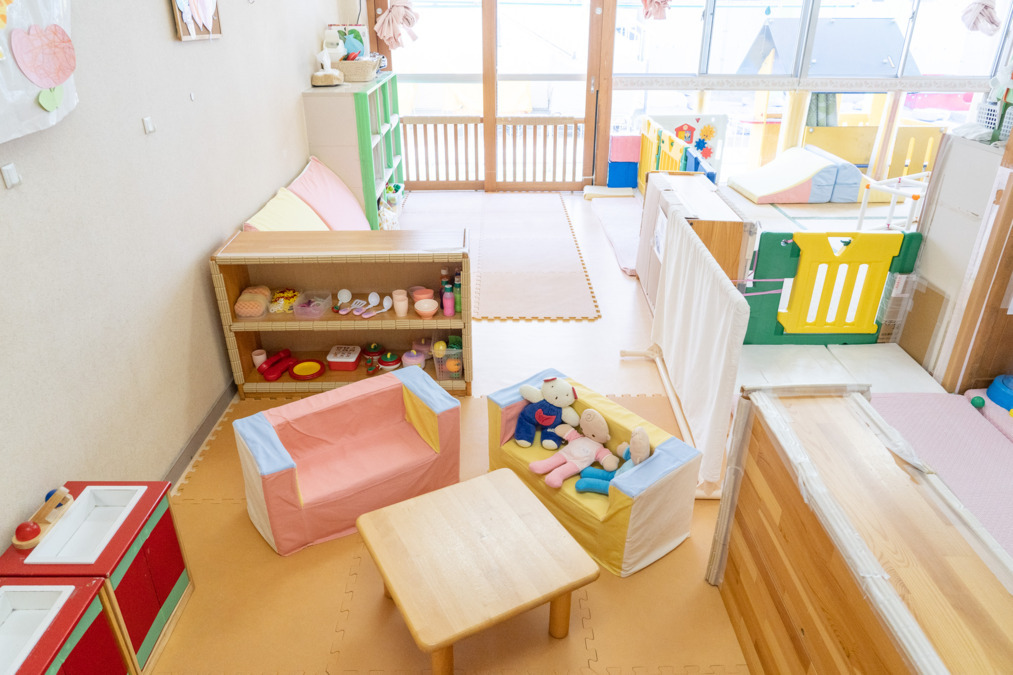 ピジョンハーツ　大田区立大森北保育園の写真2枚目：1.2歳児室は日当たりがよく、すぐに外に出て遊ぶことができるお部屋です。