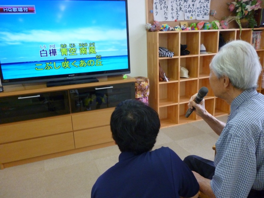 ヒューマンライフケア高針の湯（介護職/ヘルパーの求人）の写真6枚目：カラオケも一緒に盛り上げてください！レクリエーションの企画実行も大切なお仕事です