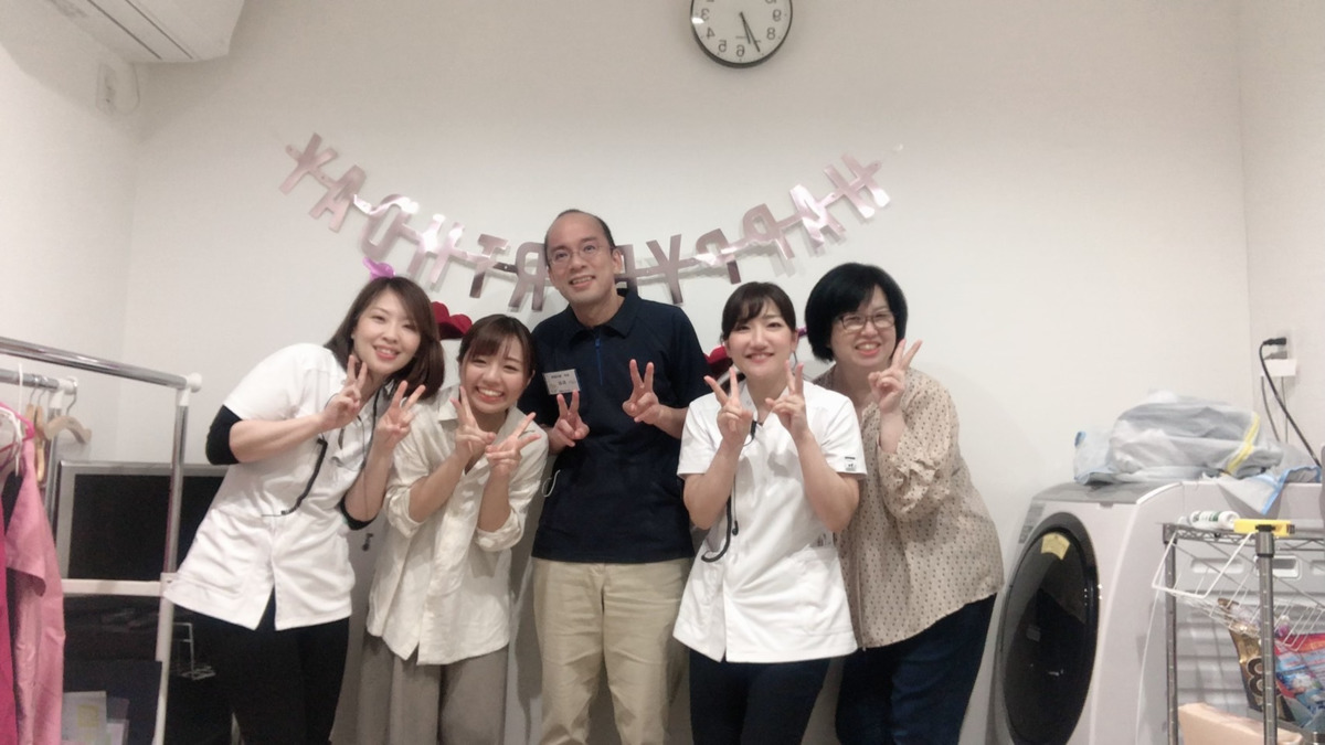 たかたに歯科（歯科衛生士の求人）の写真4枚目：スタッフの誕生日には誕生日会があります。この日は院長の誕生日でした。