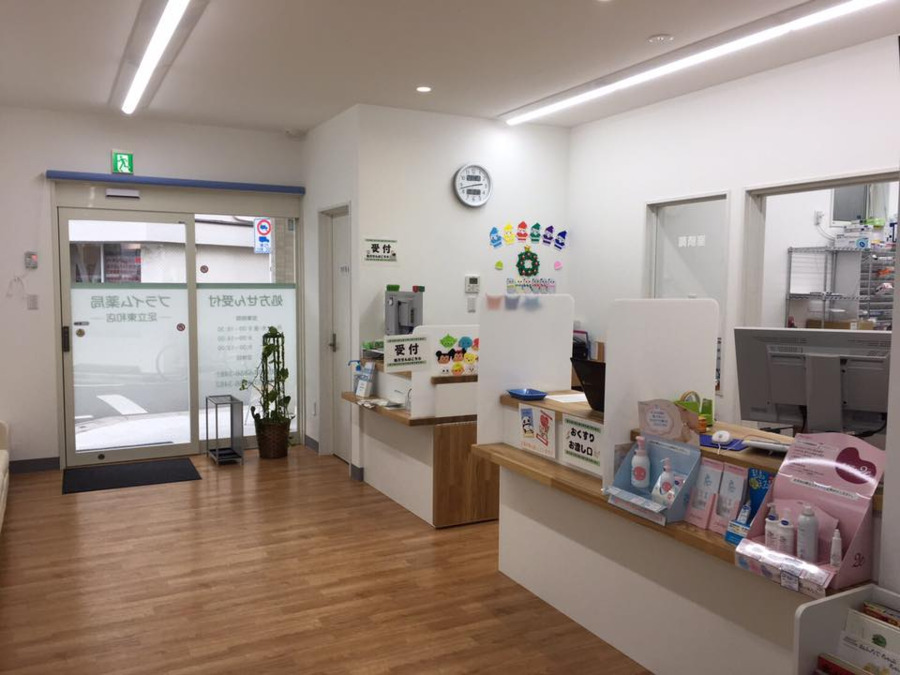 プライム薬局　足立東和店（薬剤師の求人）の写真4枚目：受付・調剤室・待合室の導線も動きやすく、写真の右手奥側には休憩室も完備。