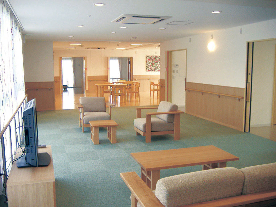 特別養護老人ホーム 万葉の郷(介護職/ヘルパーの求人)の写真6枚目:ゆったり広いユニットは、万葉集の持つ歌風をイメージした、安らぎと輝きに満ちた空間