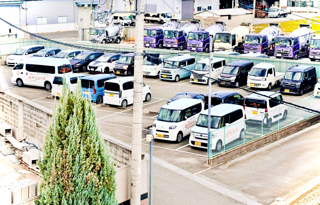 住宅型有料老人ホーム オアシス北燦（介護職/ヘルパーの求人）の写真3枚目：職員の皆さんが使用できる駐車場です。