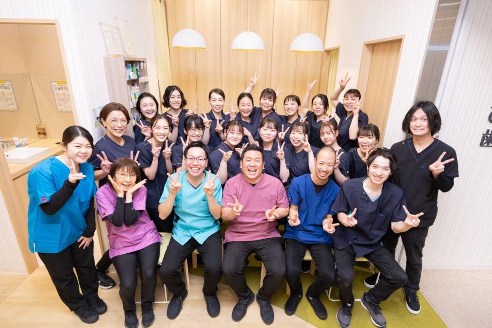 ひかりのテラス技工所（仮称）【2026年秋オープン予定】（歯科技工士の求人）の写真3枚目：和気あいあいとした雰囲気
（法人全体の集合写真です）