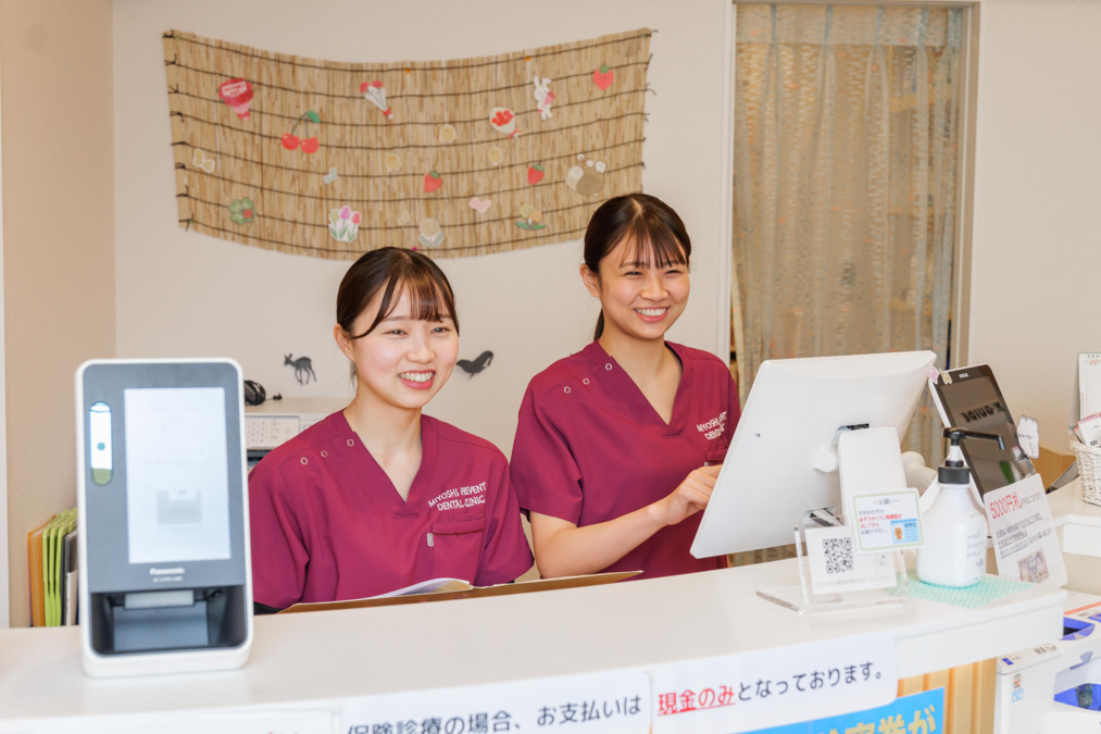 医療法人社団白優会三好プリベント歯科（歯科衛生士の求人）の写真10枚目：受付スタッフは大きなフロントで毎日患者様を笑顔でお迎えしています♪