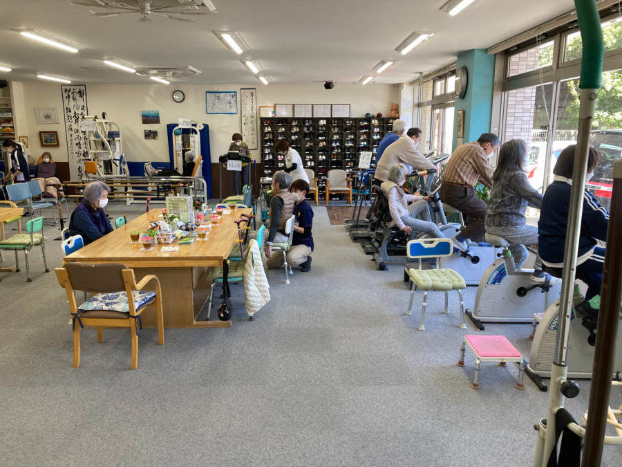 やすらぎケアセンター藤沢(介護職/ヘルパーの求人)の写真10枚目:フロア内は明るく広々!見渡しやすいため安心して動けます。