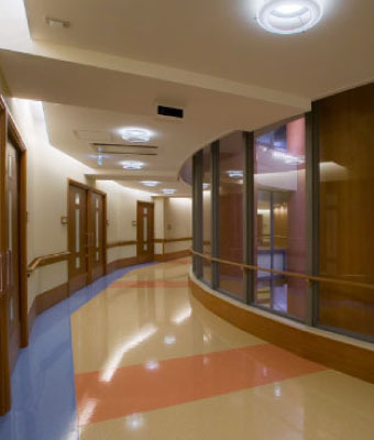 東京湾岸リハビリテーション病院(薬剤師の求人)の写真4枚目:東京湾岸リハビリテーション病院の病棟廊下