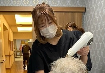 株式会社EE21本社（理容師の求人）の写真3枚目：ベテランママ美容師さんが活躍中です！！
