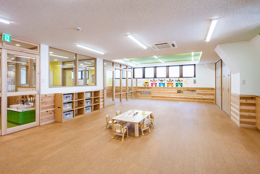 風の保育園（保育士の求人）の写真3枚目：風保育室。左奥は光の保育園に通じています。