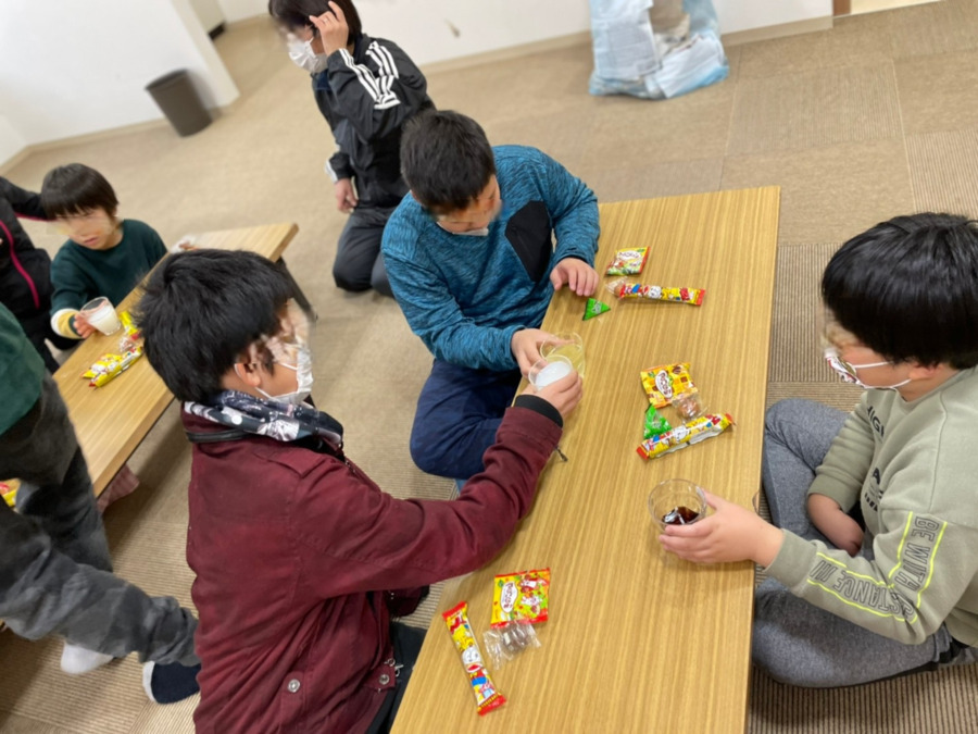 放課後等デイサービス　ほやほや（保育士の求人）の写真6枚目：おやつタイムで乾杯♪